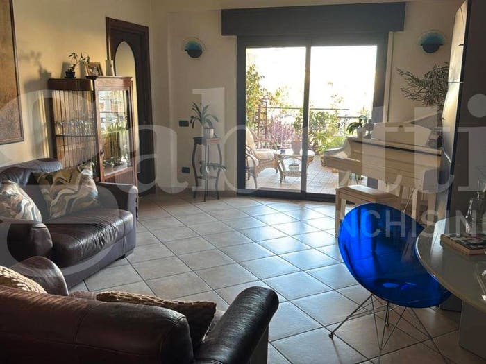 Appartamento trilocale in vendita in via S D'acquisto, Aversa