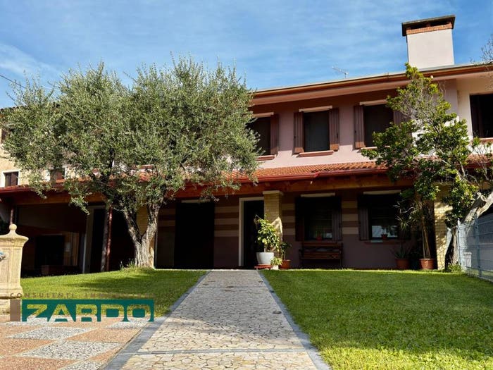 Casa con 6 locali in vendita in Castello di Godego