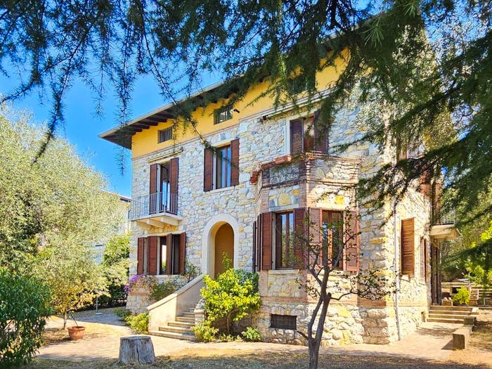Casa con 6 locali in vendita in via Gardesana, Centro, Torri del Benaco
