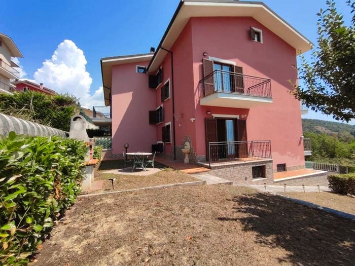 Casa con 6 locali in vendita in Strada Statale bis, Paganica Tempera, L'Aquila