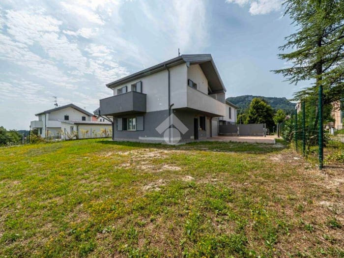 Casa quadrilocale in vendita in Via Fratelli Cervi, Castelnuovo Ne' Monti, Castelnovo Ne' Monti