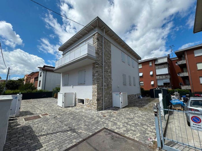 Casa quadrilocale in vendita in Vicolo Soragna, Corcagnano, Parma