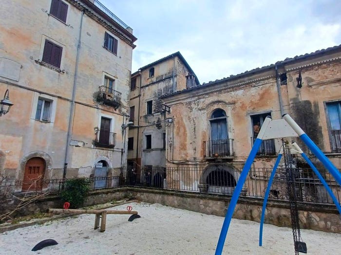 Appartamento con 6 locali in vendita in Via Beata Maria De Mattias, Vallecorsa