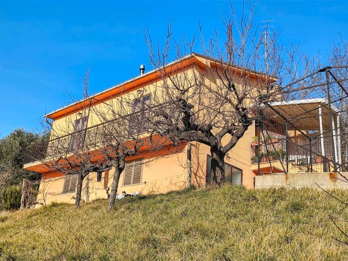 Casa quadrilocale in vendita in Contrada Cupoli, Farindola