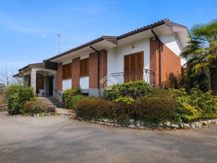 Casa con 6 locali in vendita in Via Roma, Roasio