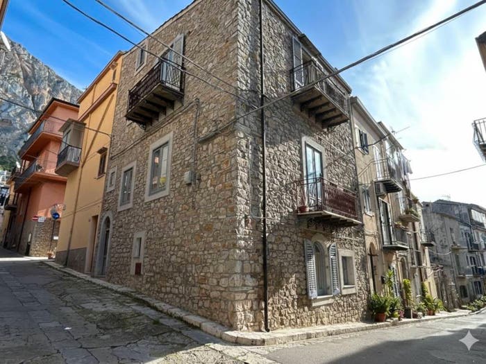 Casa con 6 locali in vendita in Via Settembre, Caltavuturo