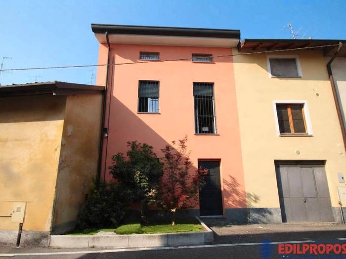 Appartamento quadrilocale in vendita in Via Toti, Lazzate