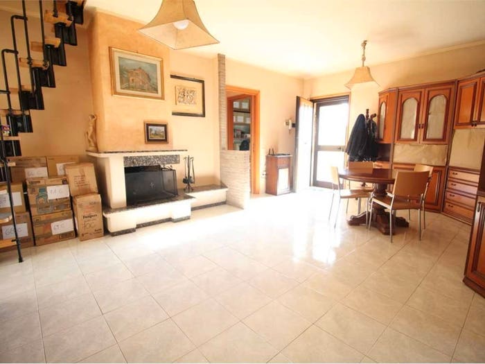 Appartamento con 5 locali in vendita in Via Indipendenza, Montelabbate