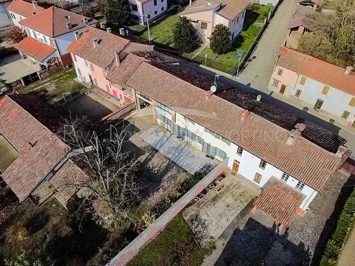 Casa con 6 locali in vendita in Via Roma, Suardi
