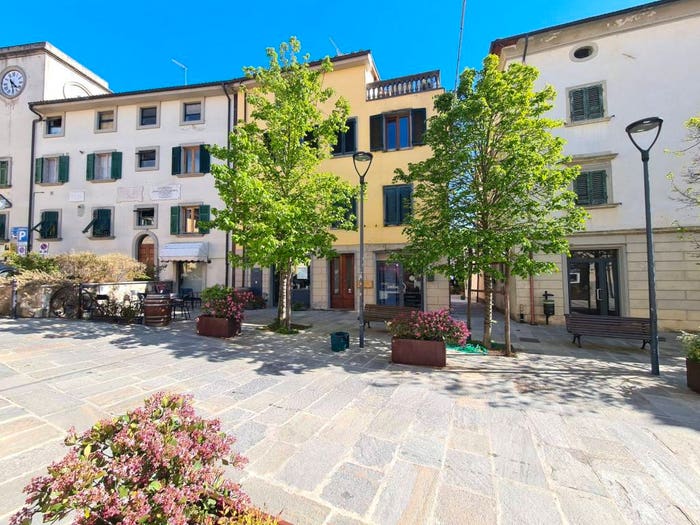 Appartamento trilocale in vendita in Piazza Fulvio Giaconi, Castellina Marittima