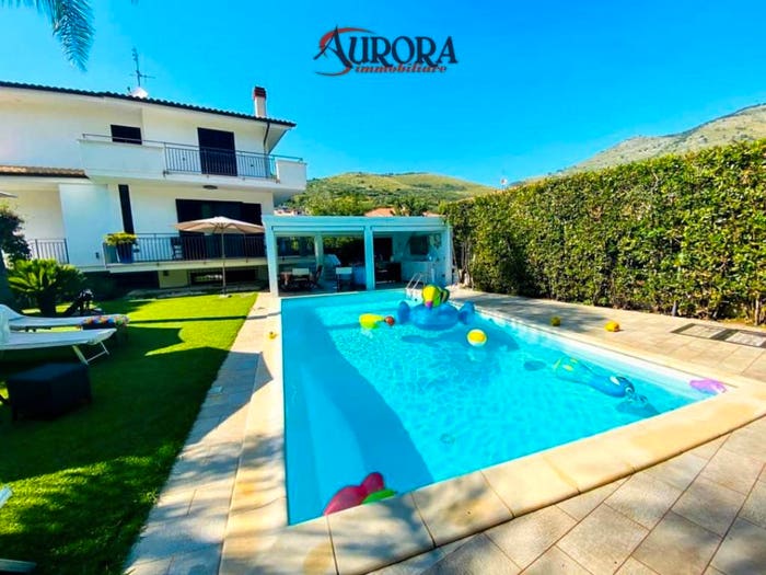 Casa con 6 locali in vendita in Fondi