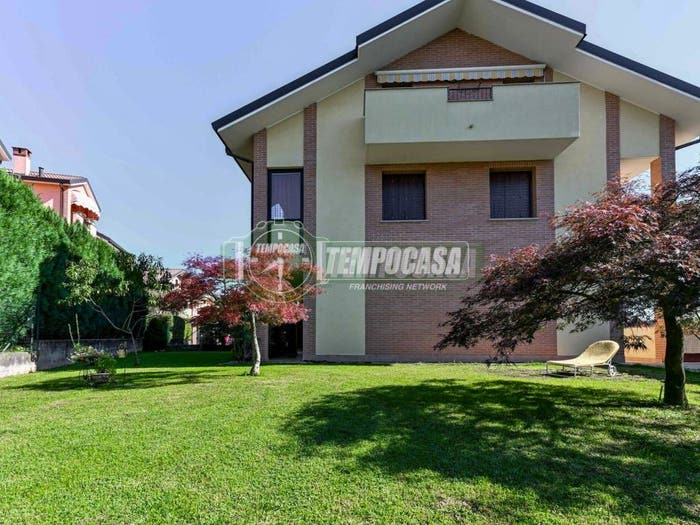 Appartamento trilocale in vendita in Via Silvio Pellico, Bernareggio