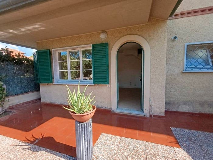 Casa quadrilocale in vendita in Via Casola, Marina di Massa Centro, Massa