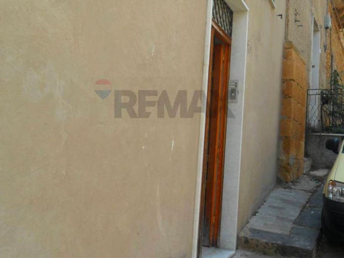 Casa con 5 locali in vendita in Via Don Minzoni, Pietraperzia