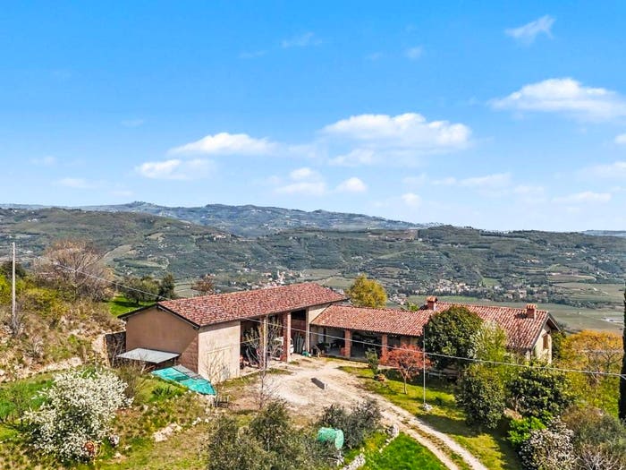 Casa con 6 locali in vendita in Via Bonuzzo Sant' Anna, Torricelle, Verona