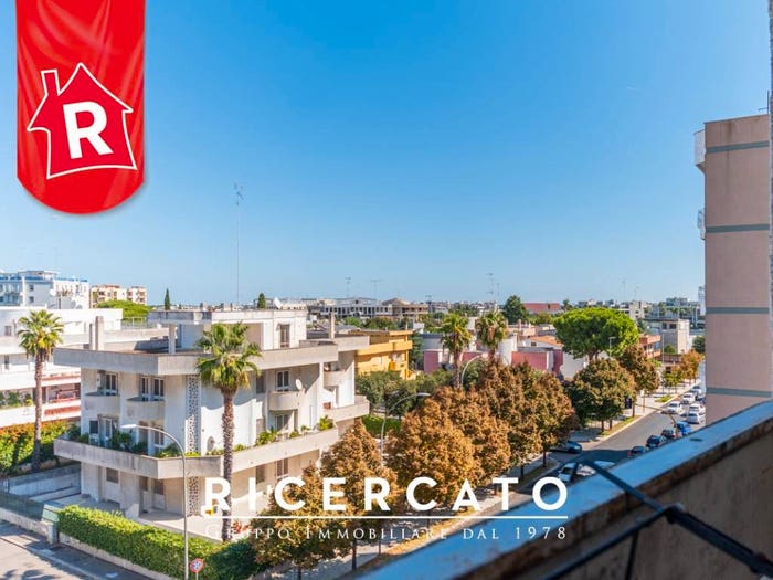 Appartamento con 6 locali in vendita in Via Merine, Lecce