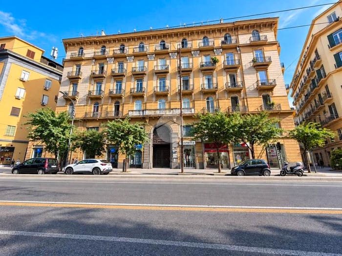 Appartamento trilocale in vendita in Corso Umberto, Mercato, Napoli