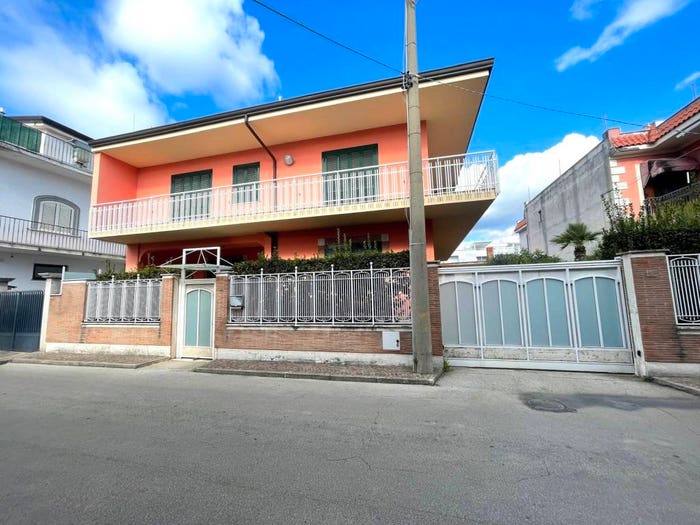 Casa con 6 locali in vendita in Centro, Camposano