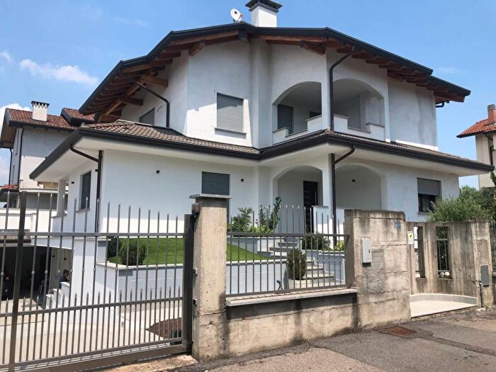 Casa con 6 locali in vendita in Via P Scrofani, Arluno