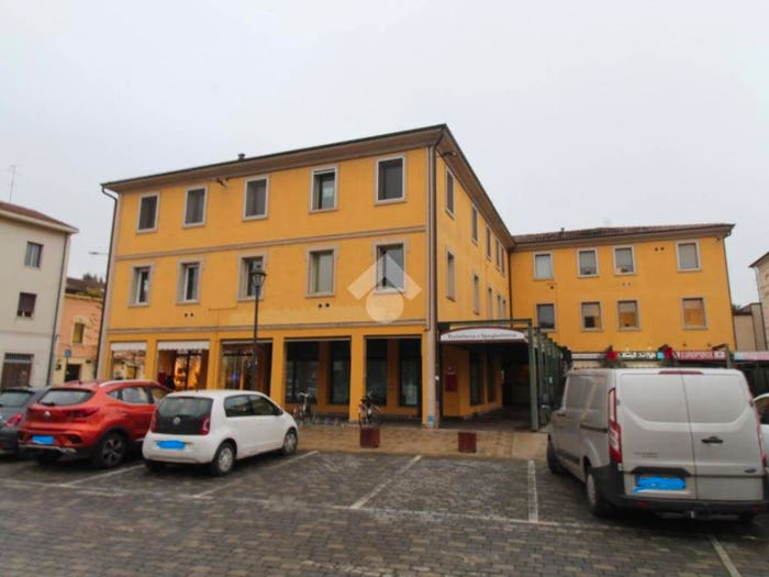 Appartamento con 5 locali in vendita in Piazza ggaribaldi, Centro, Bagnolo in Piano