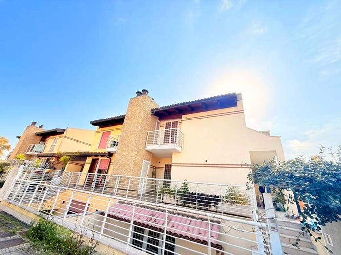 Casa quadrilocale in vendita in Via Barzanò, Dragona, Roma