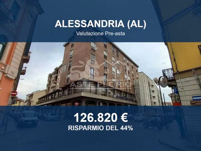 Appartamento con 6 locali in vendita in Via Camillo Cavour, Centro, Alessandria