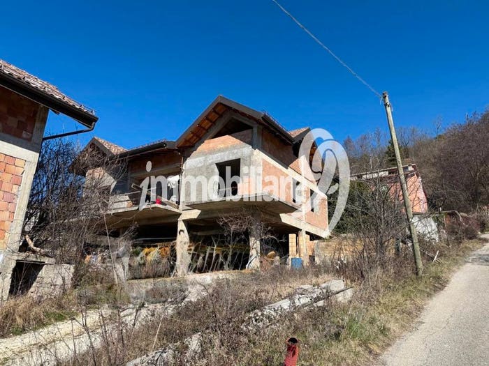 Casa con 6 locali in vendita in Via Macindole, Collebrincioni Assergi, L'Aquila