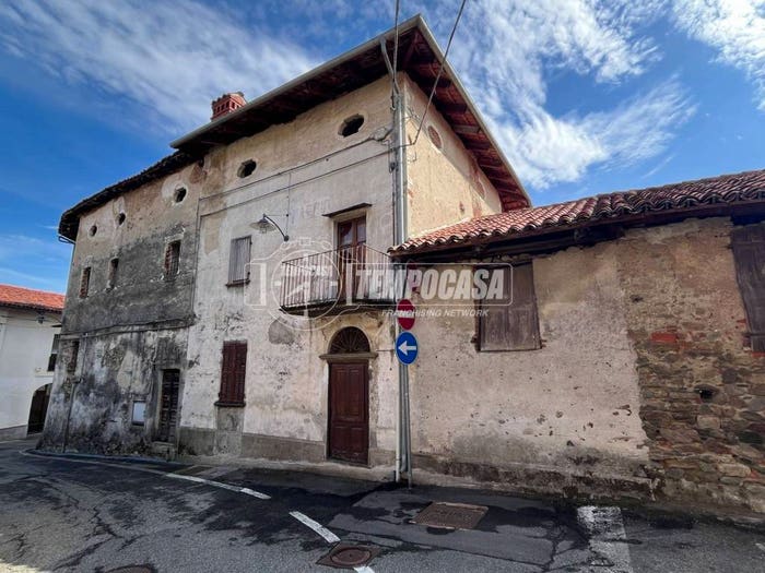 Casa quadrilocale in vendita in Via Umberto I, Centro, Cuceglio