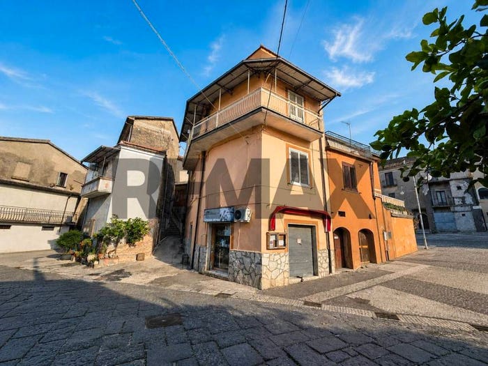 Casa con 6 locali in vendita in Centro, Vairano Patenora