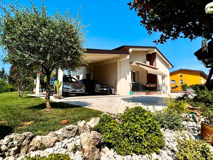 Casa quadrilocale in vendita in Viale Rimembranze, Centro, Azzano Decimo