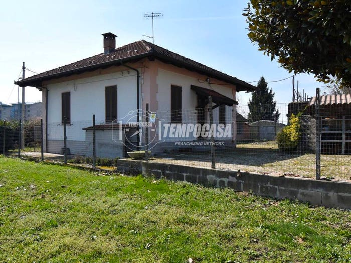 Casa quadrilocale in vendita in Borgo Piave Corso Europa Zona Ferrero, Alba