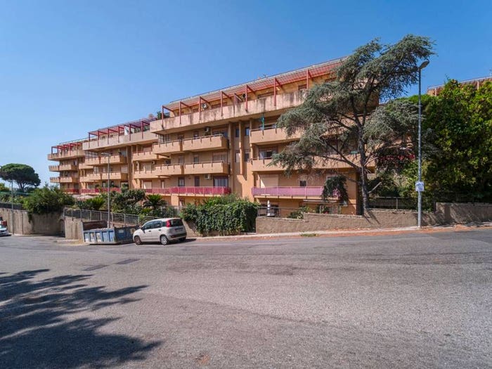 Appartamento quadrilocale in vendita in Via Carrubbara, Villaggio Santo, Messina