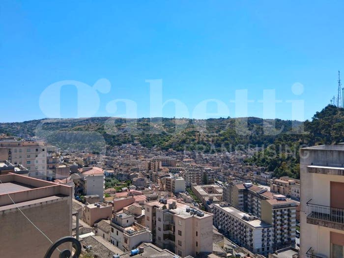 Appartamento con 5 locali in vendita in Via Largo XI Febbraio, Modica Bassa, Modica