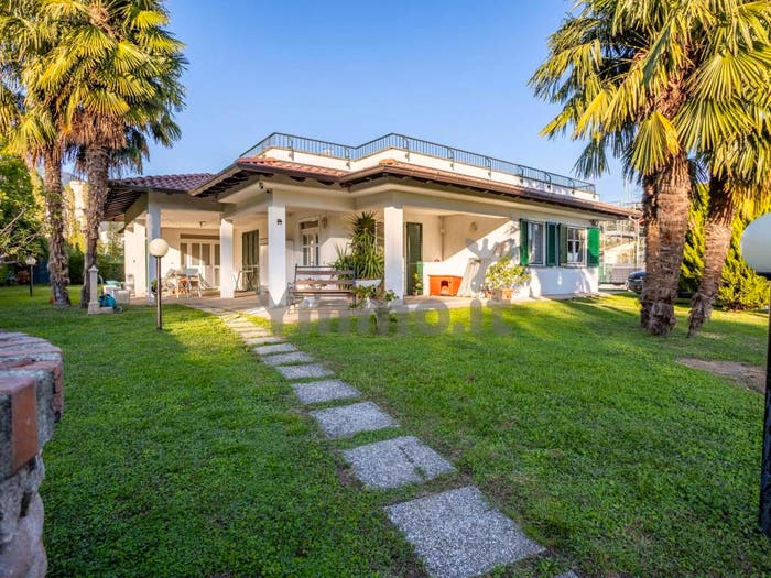 Casa con 6 locali in vendita in Via Aldo Moro, Caravate
