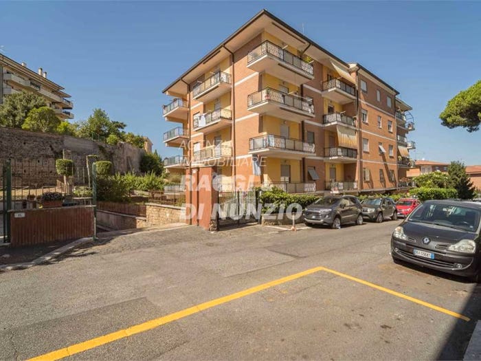 Appartamento trilocale in vendita in Via Zambarelli, Frascati