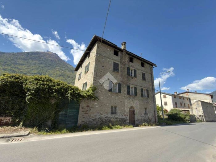 Casa con 6 locali in vendita in Via Roma, Lovero