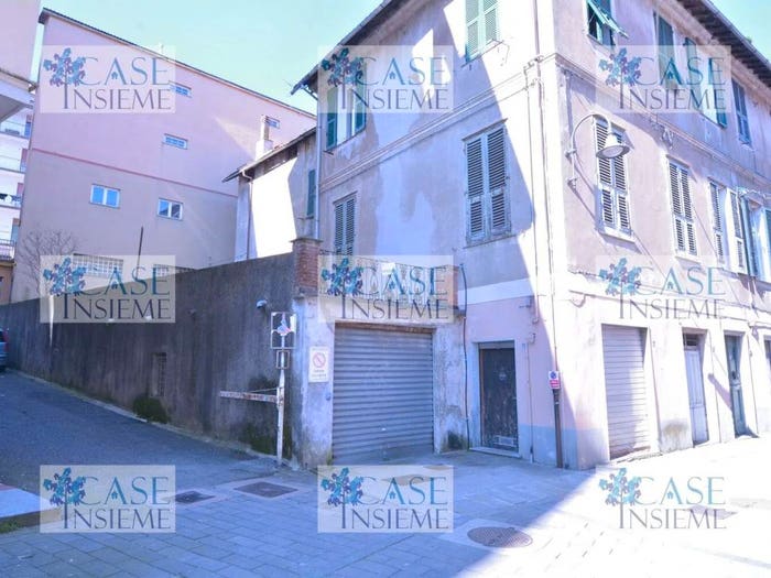Appartamento con 6 locali in vendita in Via Edoardo Pizzorni, Centro, Rossiglione