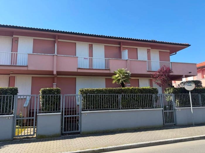 Casa con 5 locali in vendita in Marina di Massa Centro, Massa