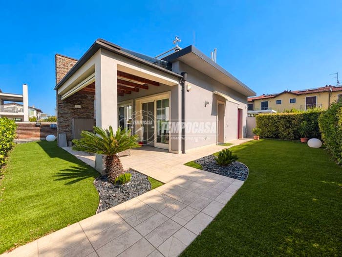 Appartamento trilocale in vendita in Via Achille Ambrosi, Santa Cristina, Peschiera del Garda
