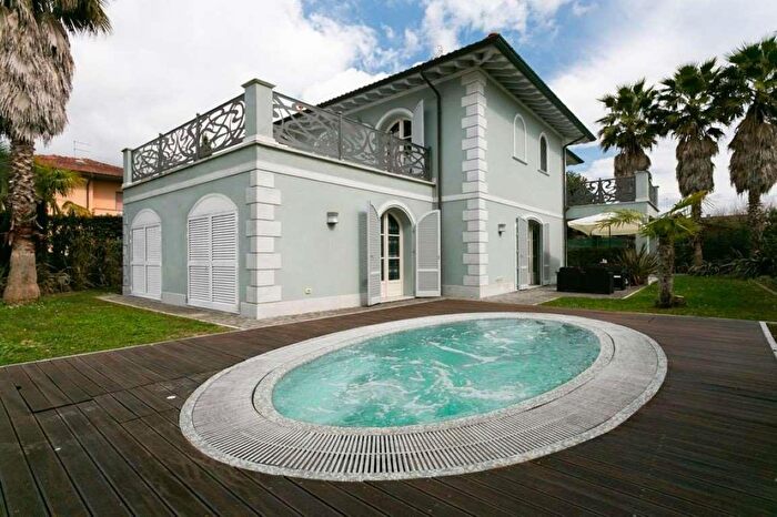 Casa con 10 locali in vendita in Via Calamandrei, Forte Dei Marmi