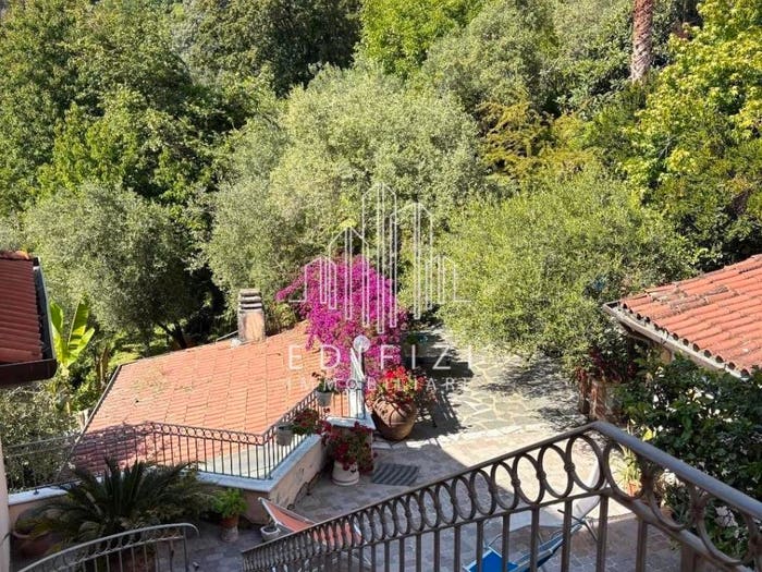 Casa con 6 locali in vendita in Centro, Massa