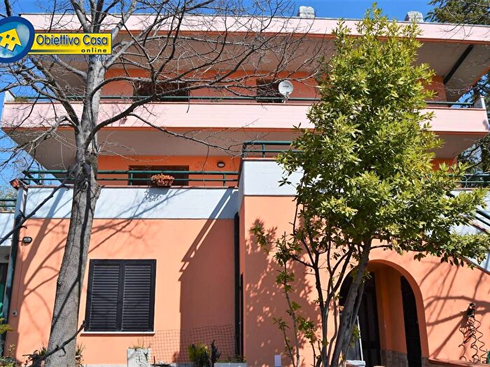 Casa con 6 locali in vendita in Scapriano Teramo, Centro, Teramo