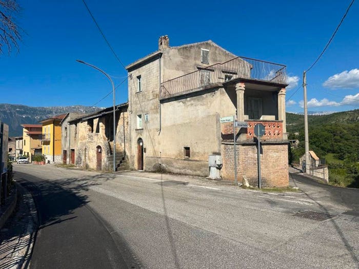 Casa con 6 locali in vendita in Via Rione Colle, Centro, Prezza