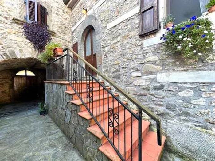 Casa con 6 locali in vendita in Licciana Nardi