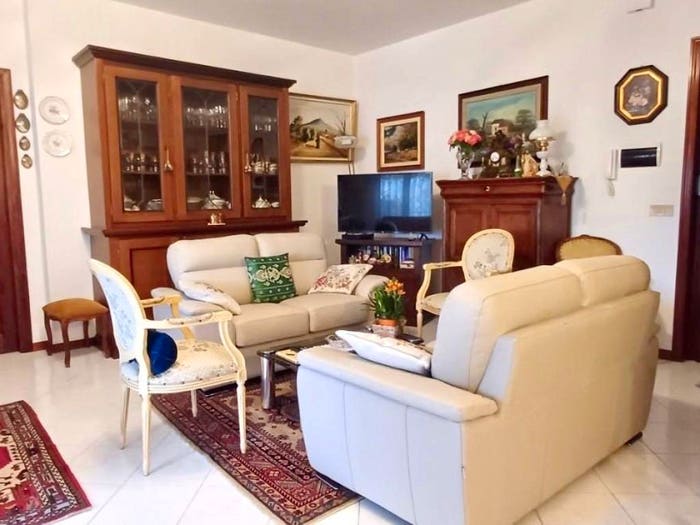 Appartamento con 5 locali in vendita in Strada Provinciale Massa Avenza, Centro, Massa
