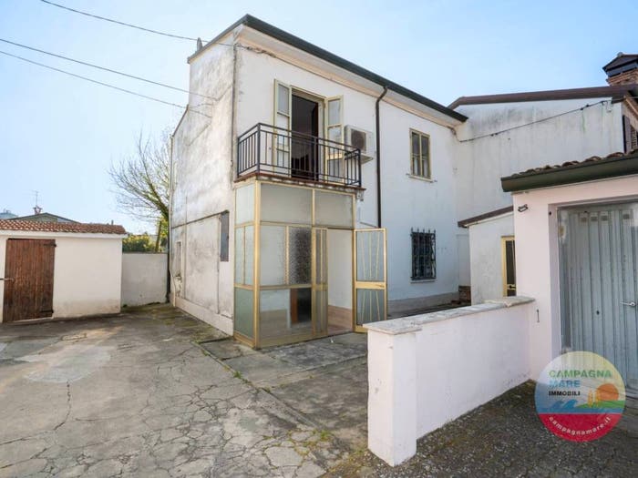 Casa con 6 locali in vendita in Via Settembre, Centro, Copparo