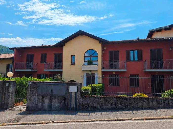 Appartamento quadrilocale in vendita in Via Dante Parini, Centro, Brusimpiano