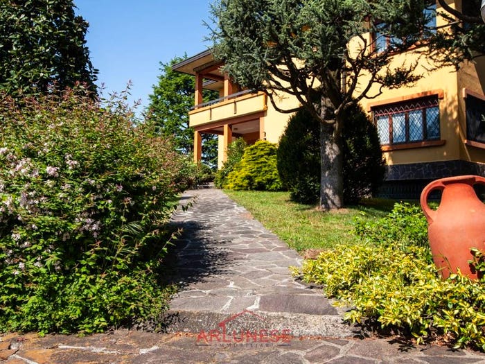 Casa con 6 locali in vendita in Via Val Sugana, Arconate