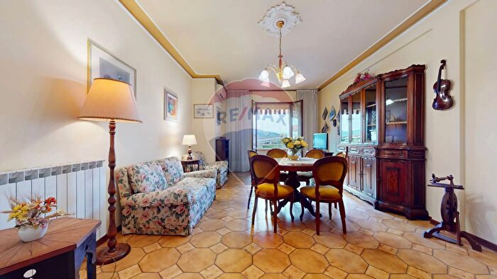 Appartamento con 5 locali in vendita in Via Turati B, Viareggio