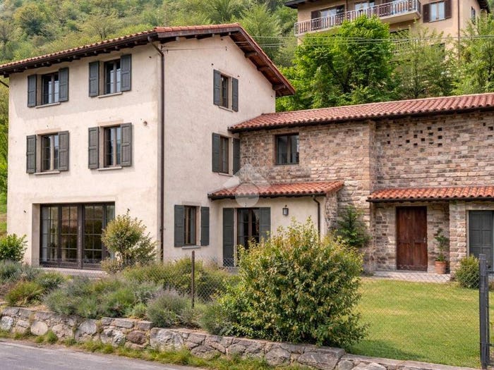 Casa quadrilocale in vendita in Via Provinciale, Albino